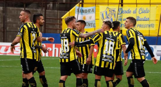Jugadores de Almirante Brown celebrando un gol en el estadio Fragata Presidente Sarmiento