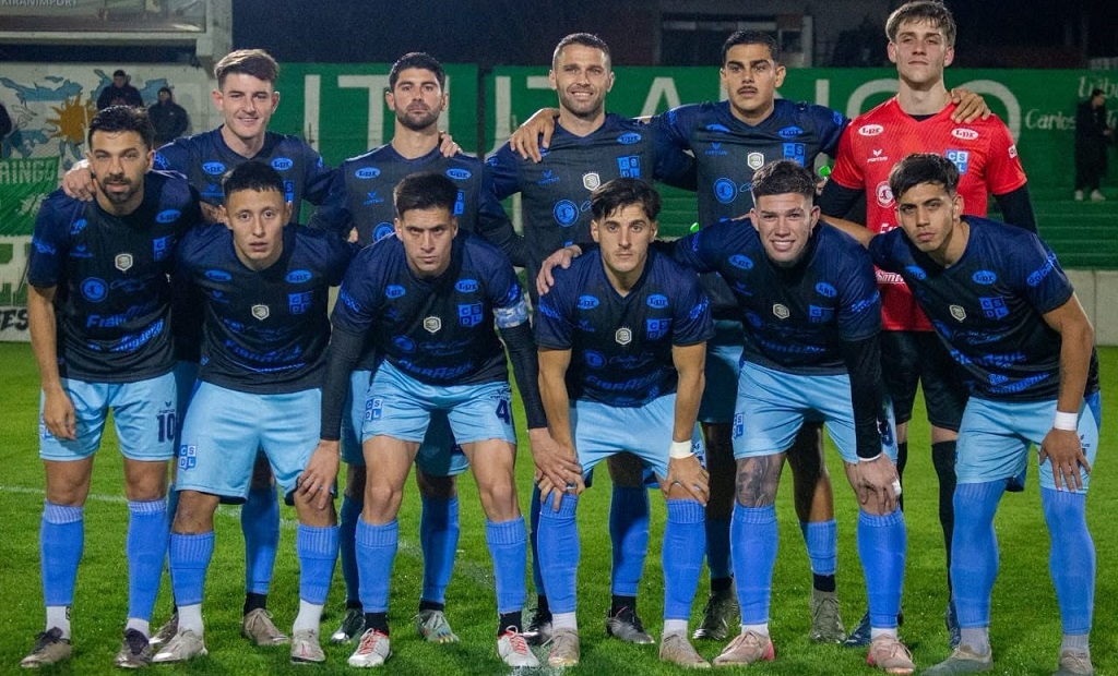 Partido de fútbol entre Liniers e Ituzaingó en el estadio Carlos Sacaan