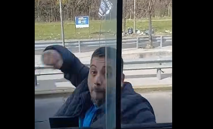 Automovilista golpeando ventanilla de colectivo en La Tablada