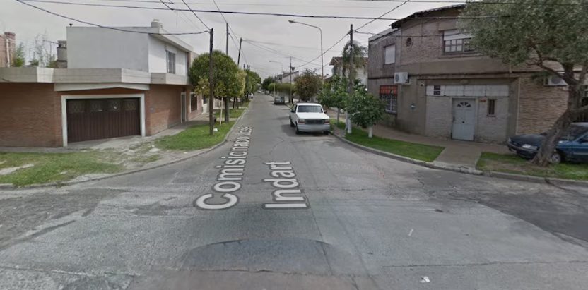 Policía bonaerense durante allanamiento en Lomas del Mirador