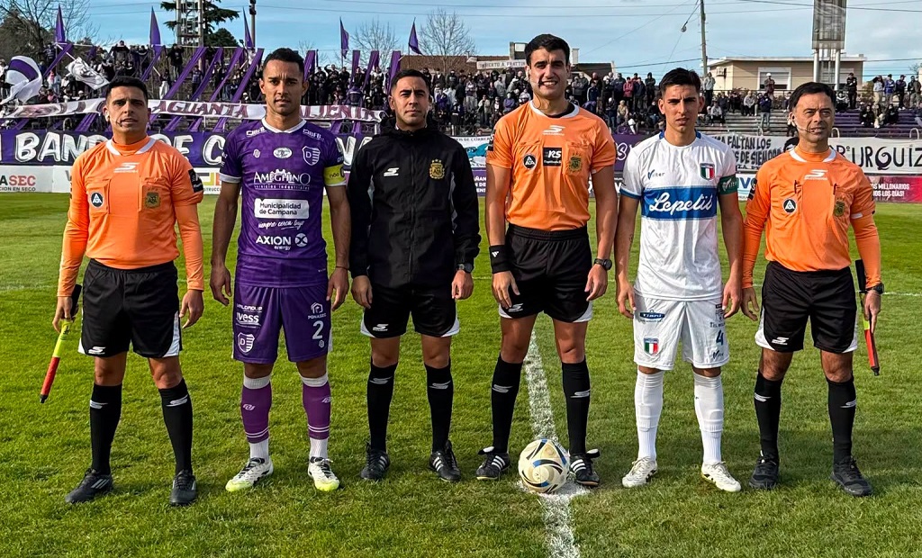 Jugadores de Sportivo Italiano en el campo de juego