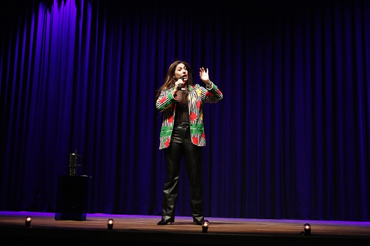Connie Ballarini en el escenario del Teatro Universidad
