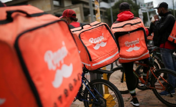 Trabajador de delivery con mochila en bicicleta