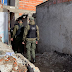 Allanamiento policial en La Matanza con efectivos y vehículos