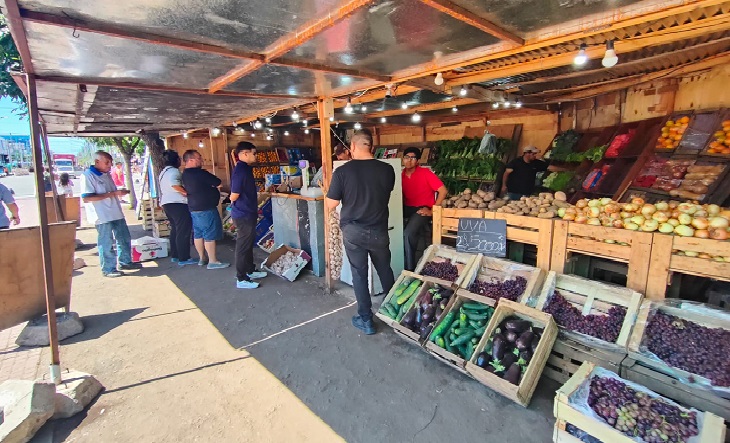 Puestos de frutas y verduras en un mercado de abaratamiento de La Matanza