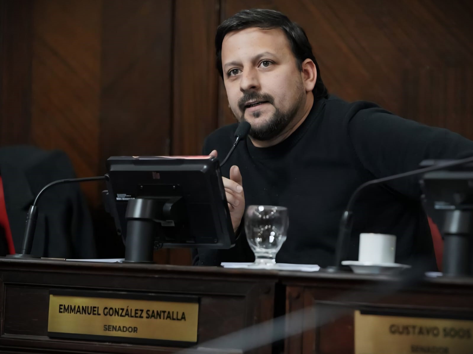 Emmanuel González Santalla habla en una conferencia de prensa