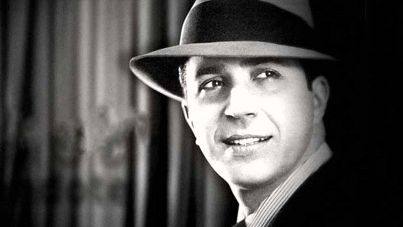 Retrato de Carlos Gardel con sombrero y sonrisa