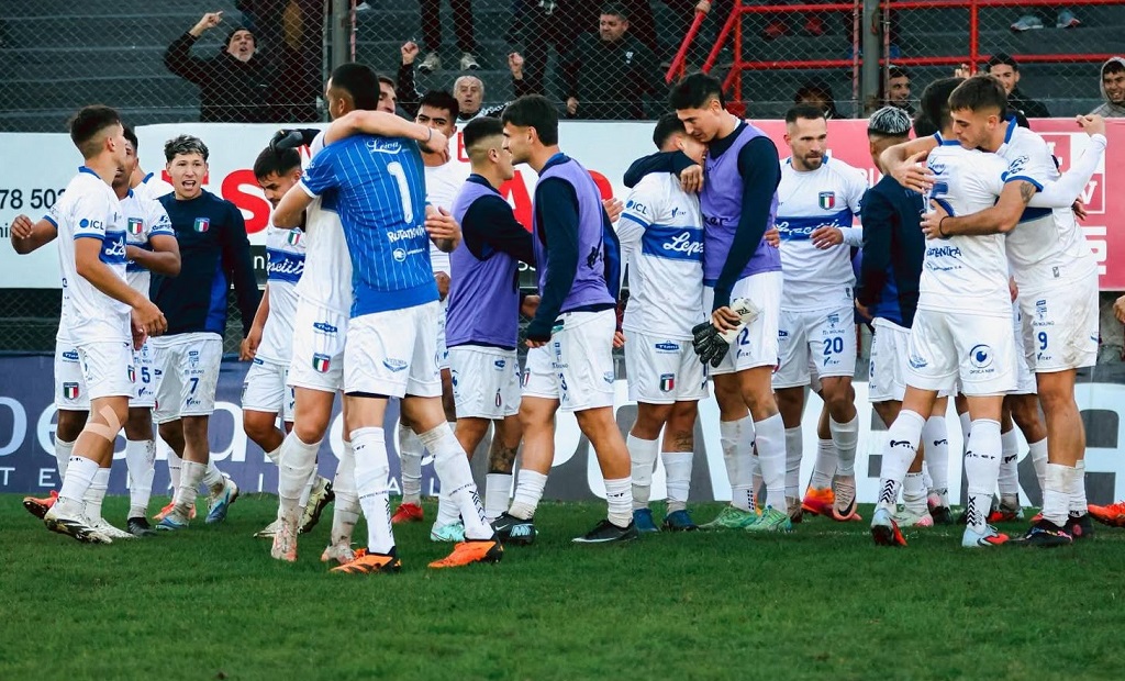 Jugadores de Sportivo Italiano celebrando un gol en un partido de la Primera B