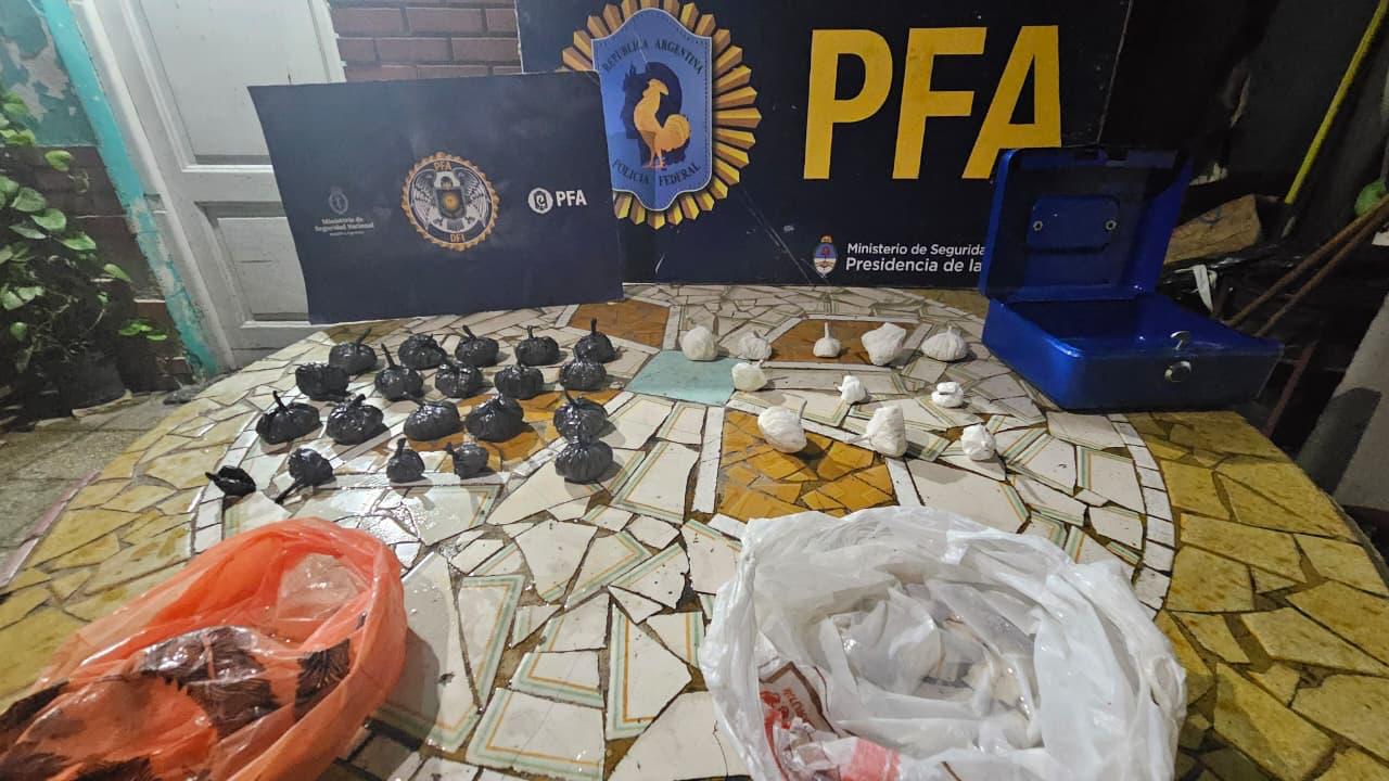 Efectivos policiales durante un allanamiento en La Matanza