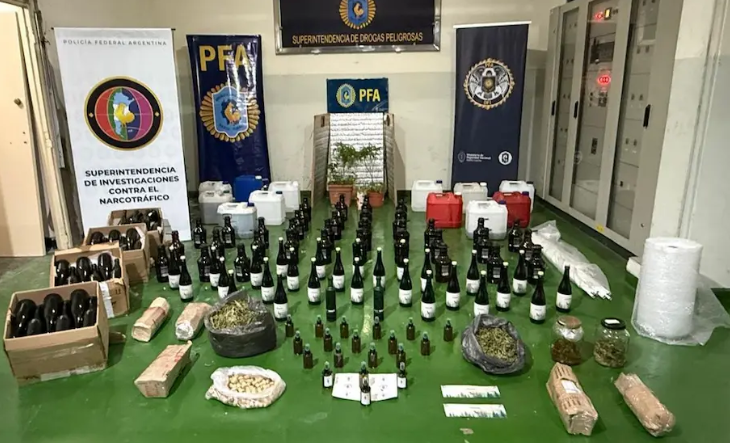 Botellas de Fernnabis y elementos secuestrados en allanamiento
