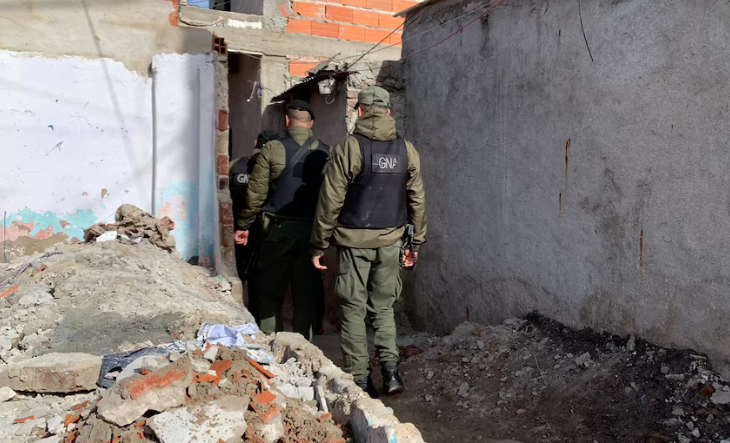 Efectivos policiales durante un allanamiento en La Matanza