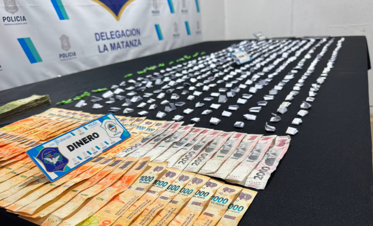 Efectivos policiales durante un allanamiento en el barrio El Lucero de Ciudad Madero