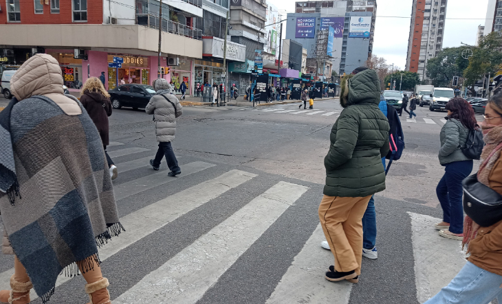Termómetro marcando temperatura baja en un día nublado