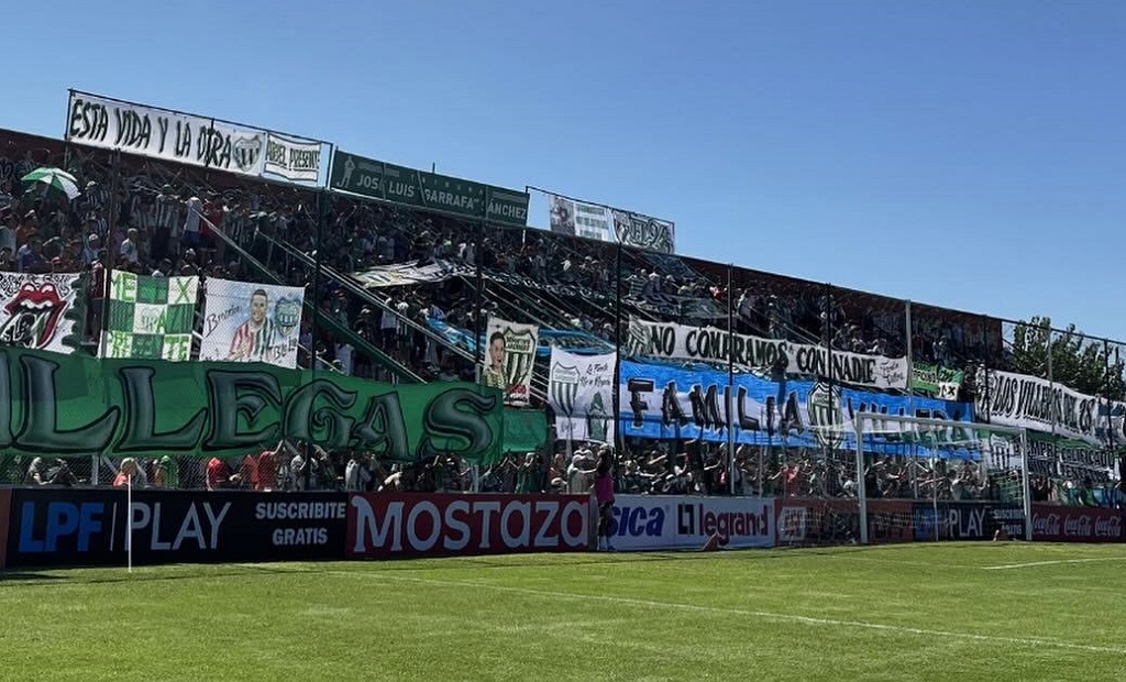 Estadio de Deportivo Laferrere con público en las tribunas