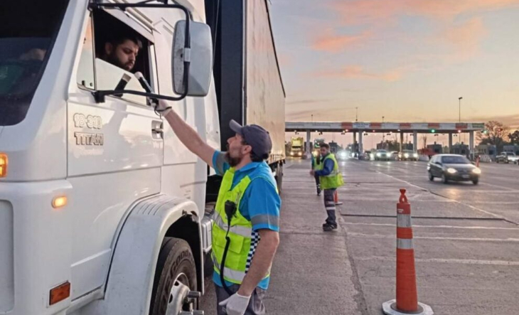 Camión circulando por carril derecho en ruta con cartel de control