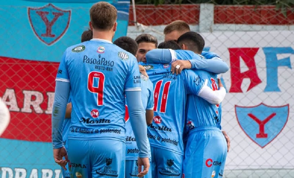 Partido de fútbol de la Primera C con jugadores en el campo