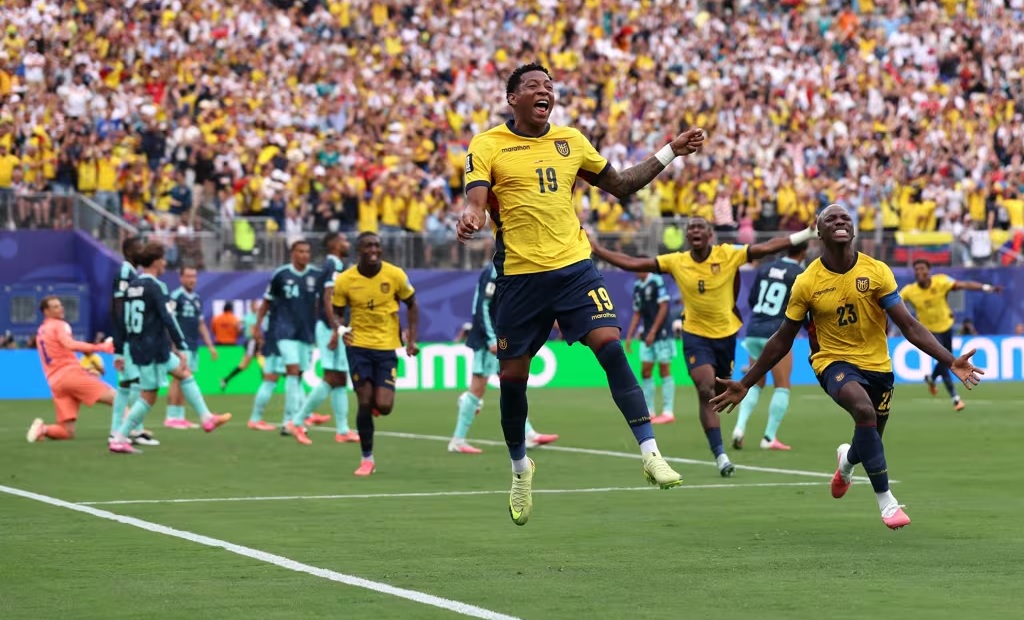Jugadores de Ecuador celebran un gol en el partido contra Alemania