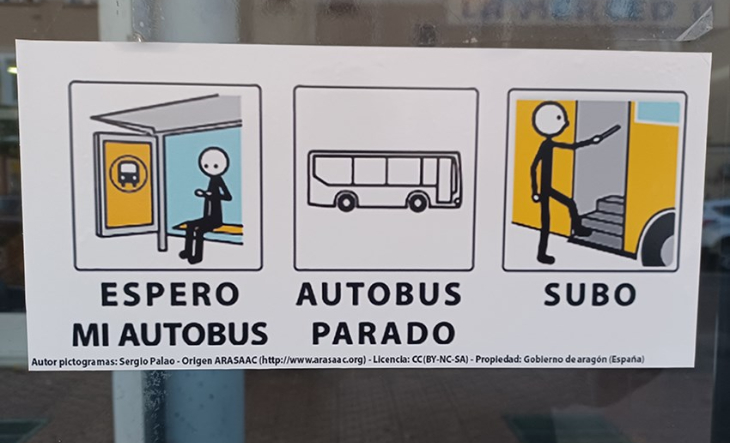 Pictogramas de accesibilidad en un colectivo