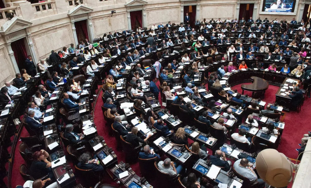 Diputada Blanca Osuna habla en un micrófono