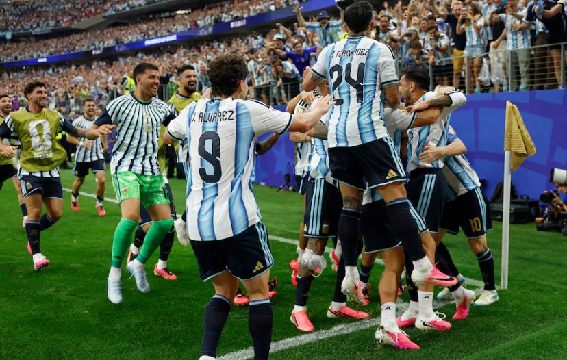 Jugadores de la Selección argentina celebrando en el campo de juego