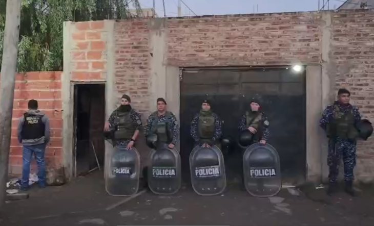 Efectivos policiales en un operativo antinarcóticos en Rafael Castillo