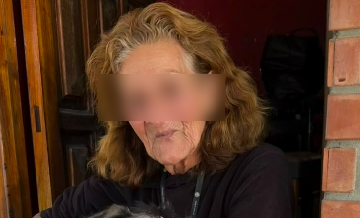Fotografía de Nélida Gómez, mujer de 84 años