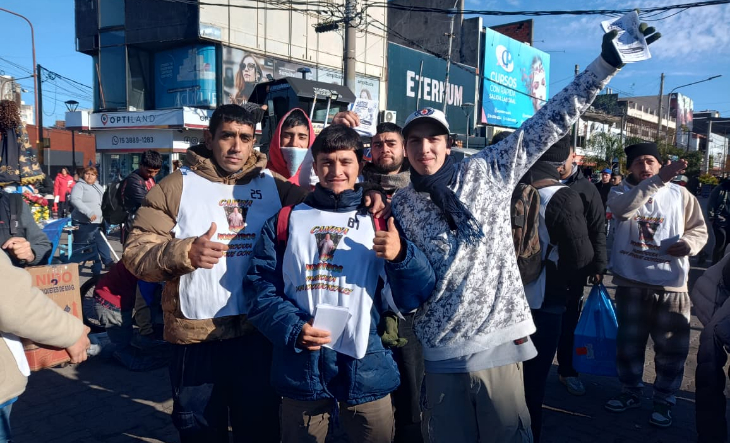 Personas reunidas en una peatonal con carteles de la campaña Ni un pibe menos por la droga