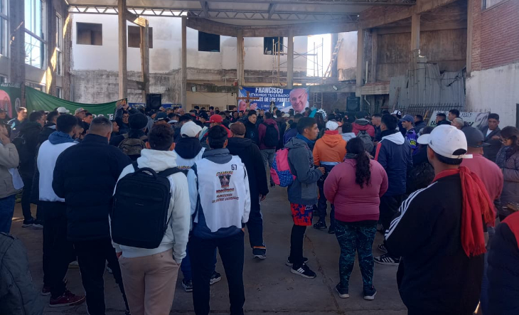 Manifestación religiosa y social en peatonal de Gregorio de Laferrere con carteles y banderas