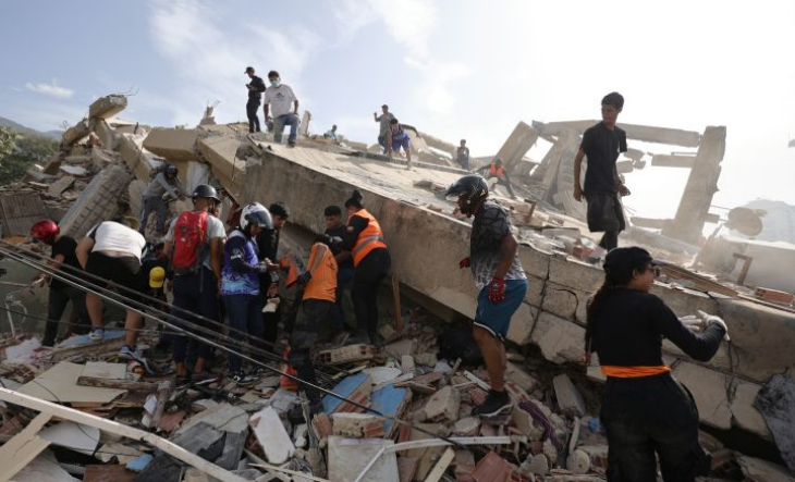 Edificios derrumbados y escombros en una calle de Venezuela tras los terremotos