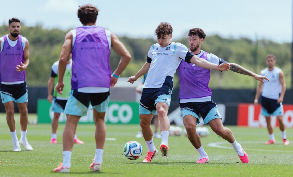Jugadores de la Selección argentina en el campo de juego durante el Mundial 2026