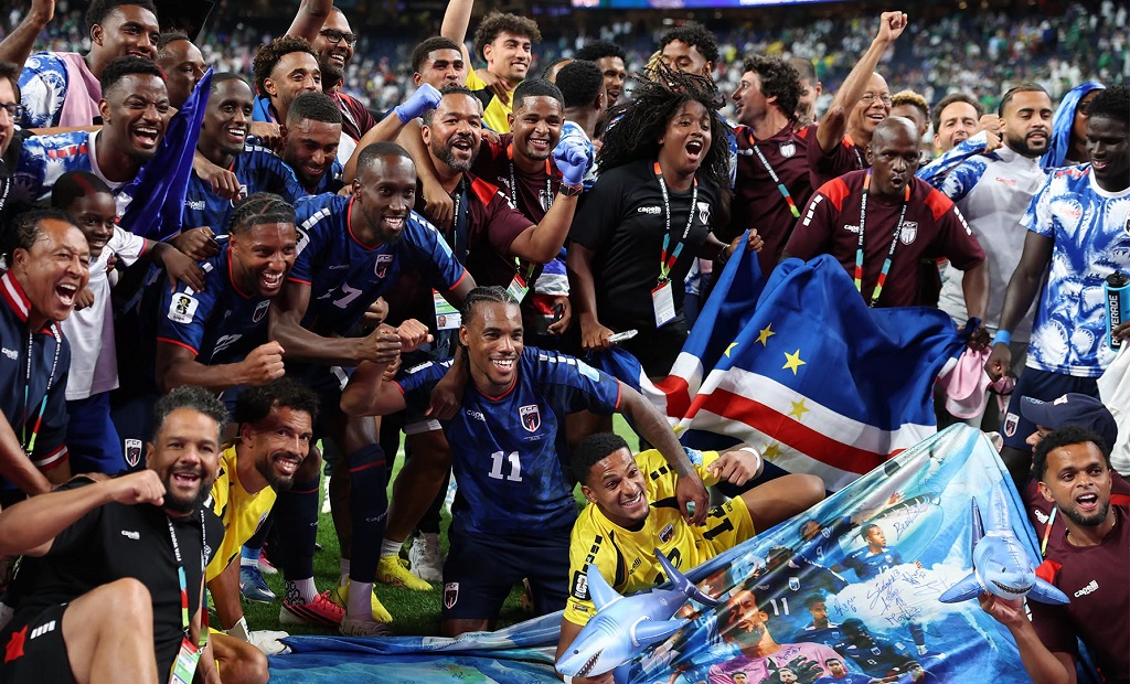 Jugadores de Cabo Verde celebrando en el campo de juego