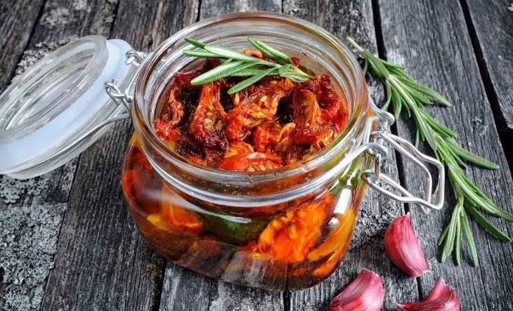 Frascos de conservas caseras con frutas y verduras