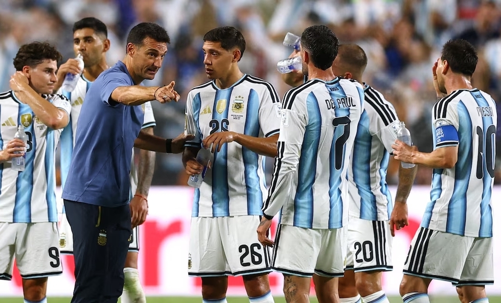 Jugadores de fútbol tomando agua durante una pausa de hidratación en un partido