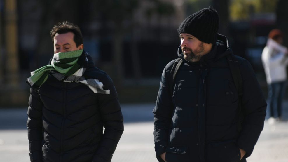 Termómetro marcando baja temperatura en un día nublado