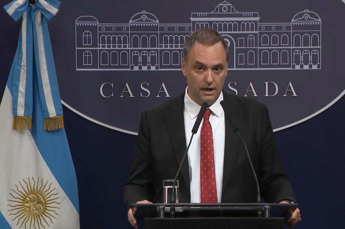 Manuel Adorni en una conferencia de prensa