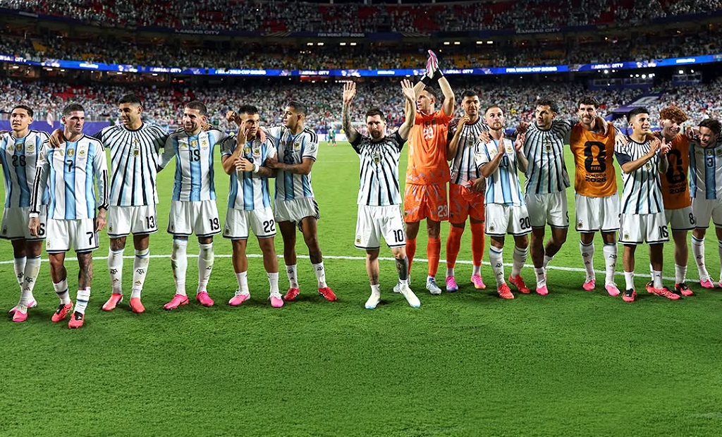Estadio de fútbol con banderas de países participantes del Mundial 2026