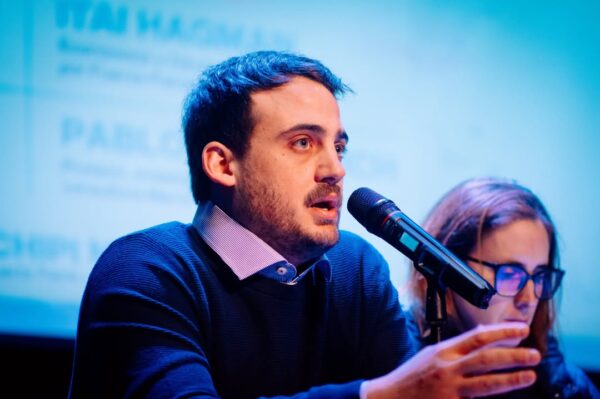Juan Montaña hablando en un evento político