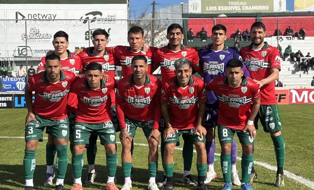 Jugadores de Deportivo Laferrere celebrando un gol