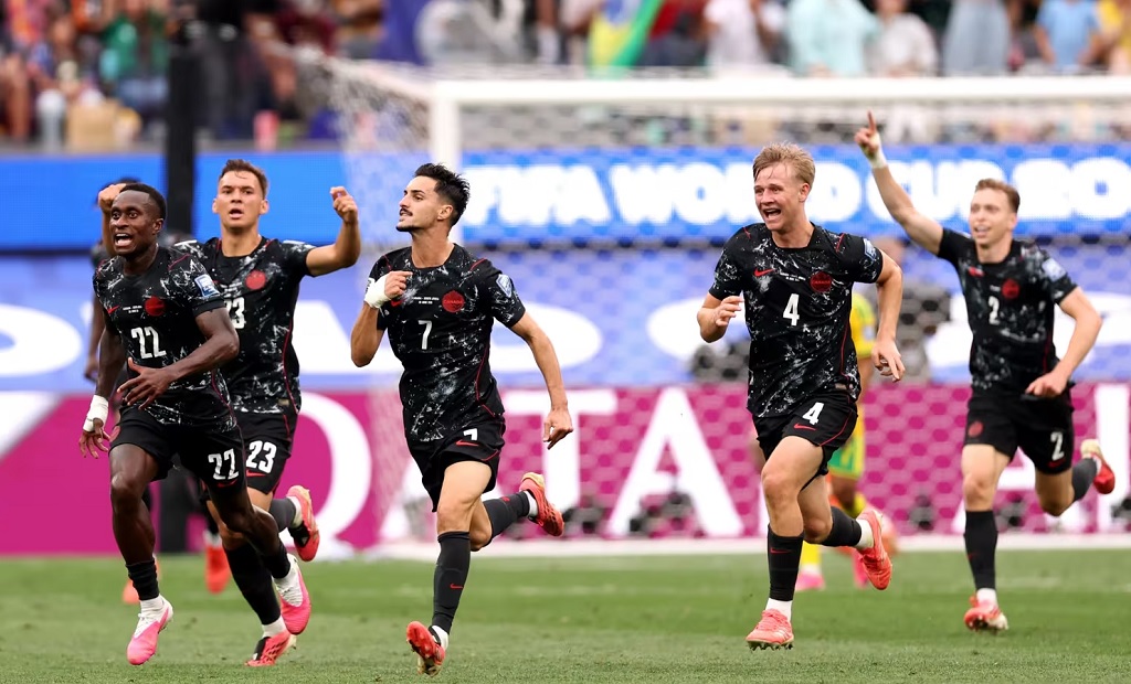 Jugadores de Canadá celebrando un gol en el partido contra Sudáfrica