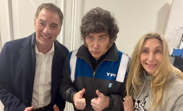 Diego Santilli junto a Javier Milei y Karina Milei en una reunión de trabajo