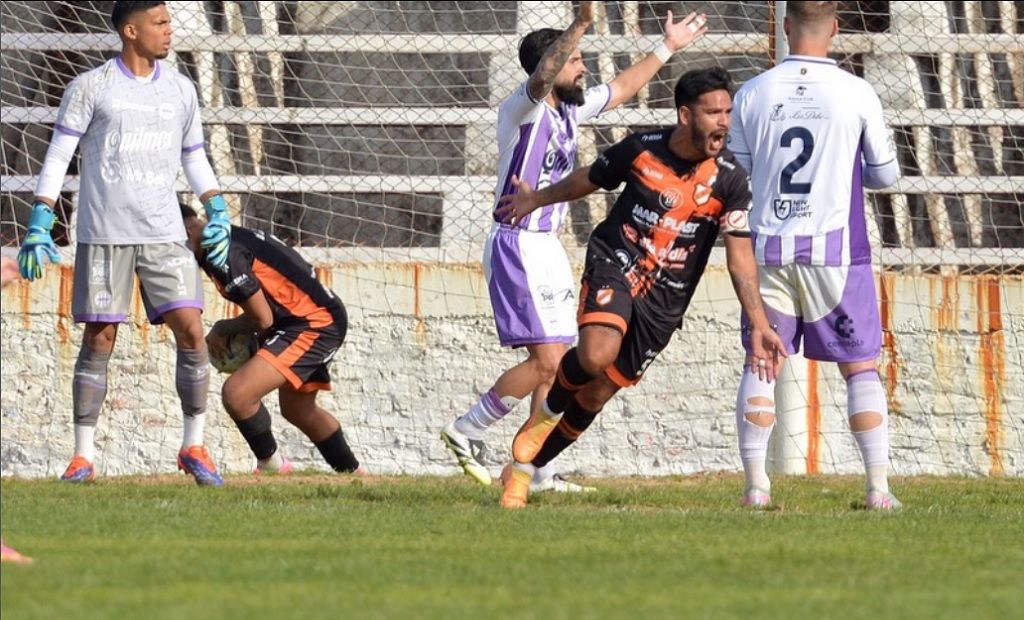 Partido de fútbol entre Lugano y Sacachispas en Villa Soldati