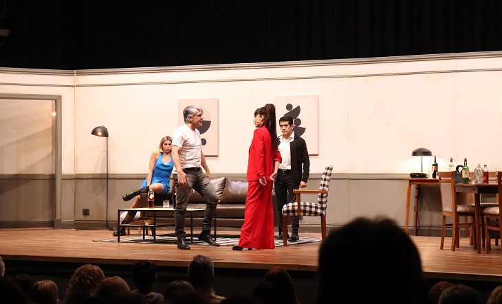 Escena de la obra Maldita felicidad en el Teatro Universidad