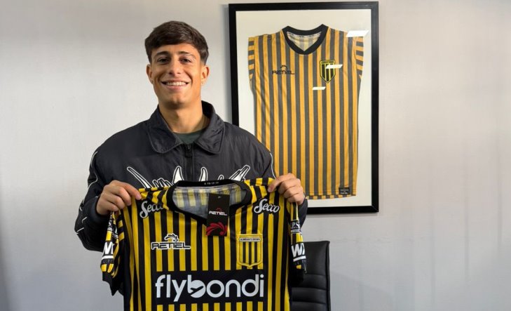 Joaquín Ibáñez con la camiseta de Almirante Brown