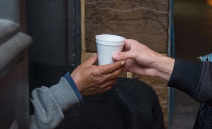 Voluntarios de Fundación Proyecto 7 reparten desayunos en una plaza de Buenos Aires