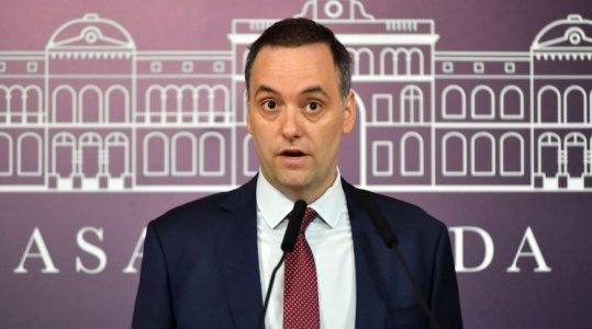 Manuel Adorni en una conferencia de prensa