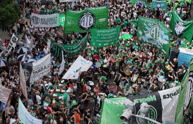 Trabajadores estatales en una oficina pública