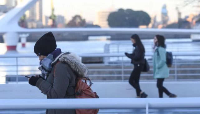 Personas abrigadas caminando en la calle durante una ola polar