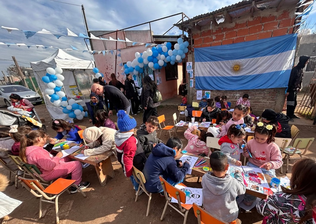 Niños y militantes en una jornada solidaria en el barrio La Tosquera de González Catán