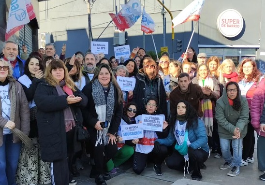 Docentes en una clase pública durante el paro