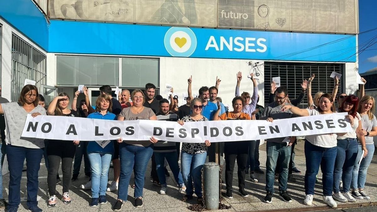 Gráfico de barras que muestra la reducción de empleados estatales entre 2023 y 2026